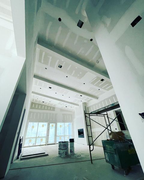Taped high ceiling with exposed beams